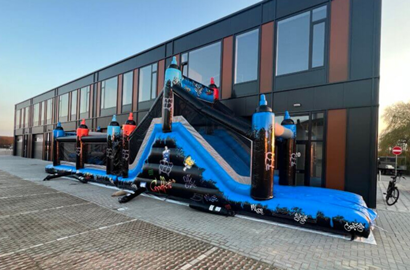 stormbaan voor grijze gebouw