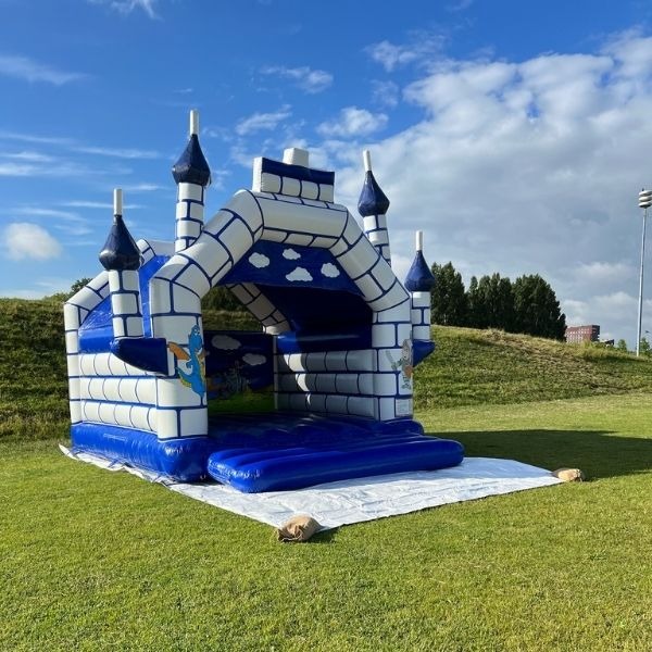 Springkussen Blauw Kasteel Huren | Opblaasbaar Kasteel voor Kinderfeestjes Blauw-wit springkussen in de vorm van een kasteel, ideaal om te huren voor kinderfeestjes, evenementen of buurtfeesten.