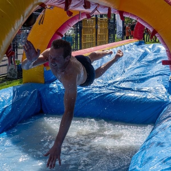 Buikschuifbaan Snel Naar De Bel - 15 meter Buikschuifbaan Snel Naar De Bel - 15 meter